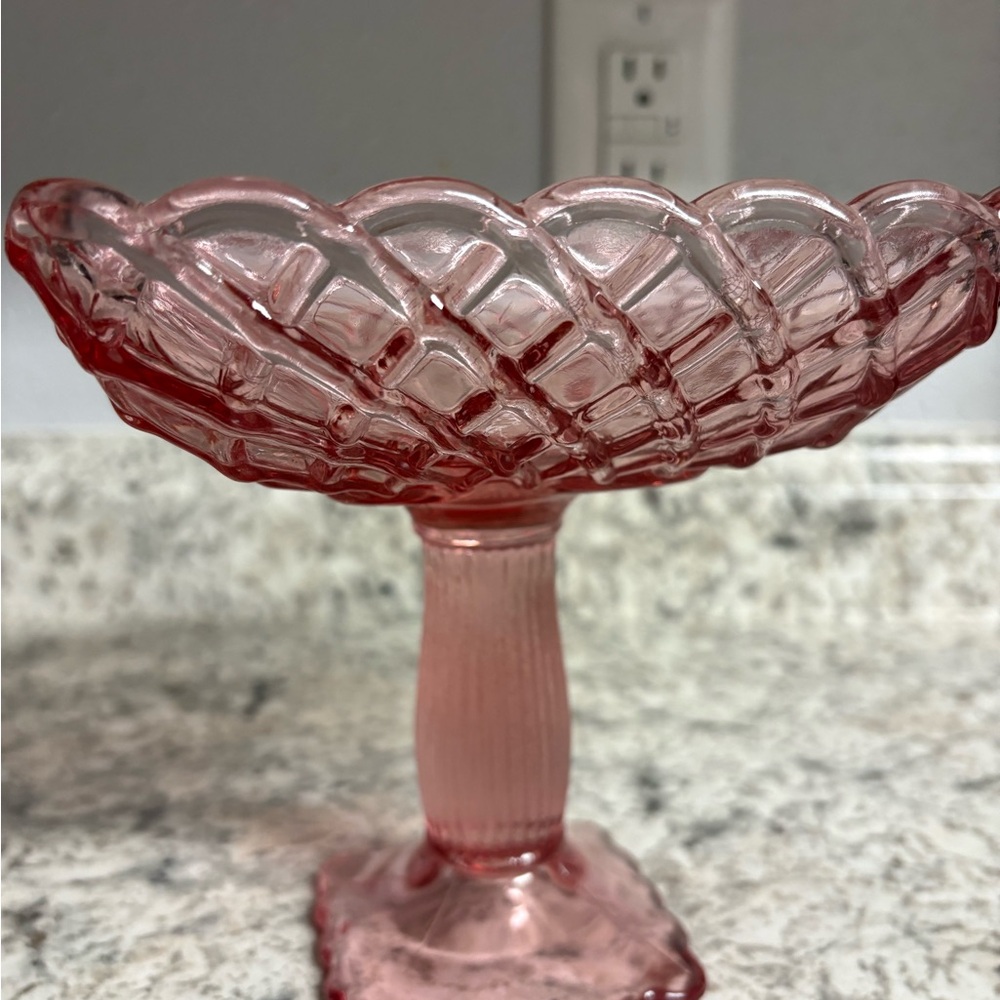 Vintage L.E. Smith Pink Trellis Pattern Footed 6 1/8" Compote - Picture 2 of 7